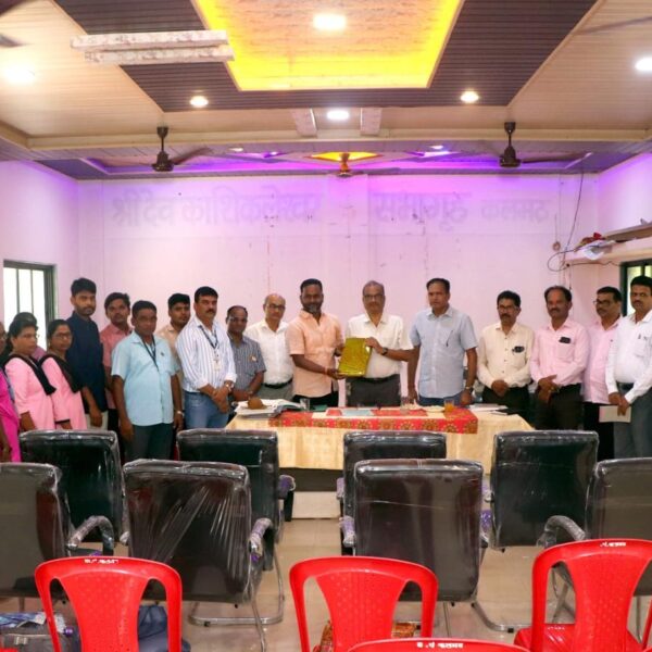 सिंधुदुर्ग जिल्हा परिषदेचे मुख्य कार्यकारी अधिकारी रवींद्र खेबुडकर यांनी कलमठ गावाला दिली भेट