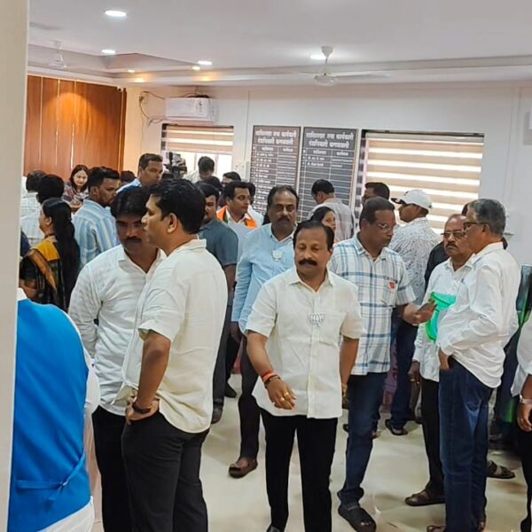 तहसीलदारांच्या कक्षात नगराध्यक्ष पदाचे उमेदवार समीर नलावडे आणि संदेश पारकर एकत्र