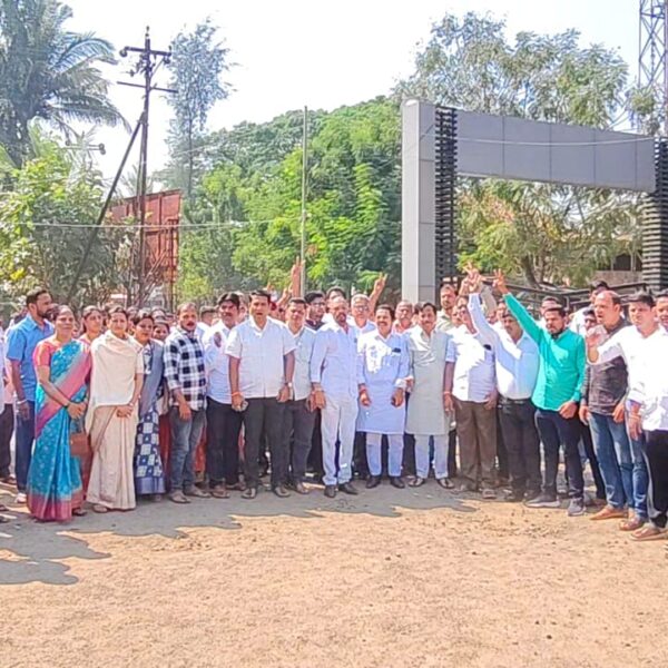 शक्तिप्रदर्शन करत शहर विकास आघाडी मार्फत नगराध्यक्ष पदाकरता संदेश पारकर यांचा उमेदवारी अर्ज दाखल