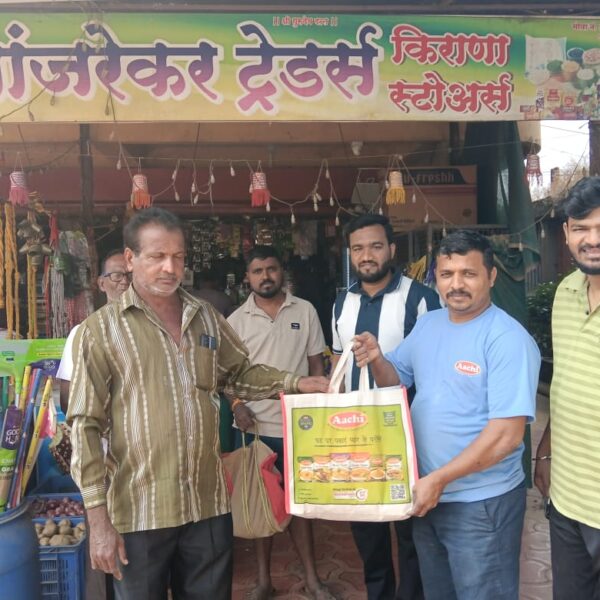 झाराप मध्ये कापडी पिशव्यांचे वाटप