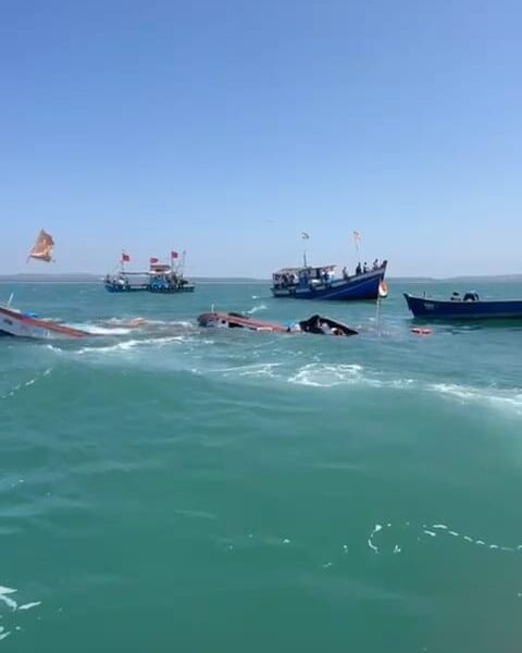 मालवण समुद्रात अजस्त्र लाटांनी दिलेल्या धडकेत नेपोलियन नावाच्या गस्तीनौकेला जलसमाधी