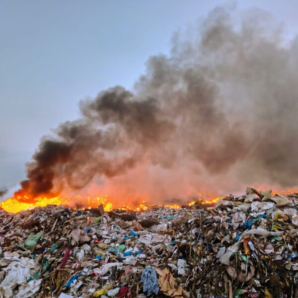 कणकवली नगरपंचायत च्या गार्बेज डेपोला भीषण आग