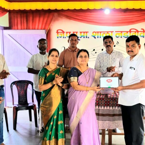 पंचायत समिती सदस्य गुरुप्रसाद शिंदे यांच्याकडून नडगिवे शाळा क्र. १ ला टॅब भेट​