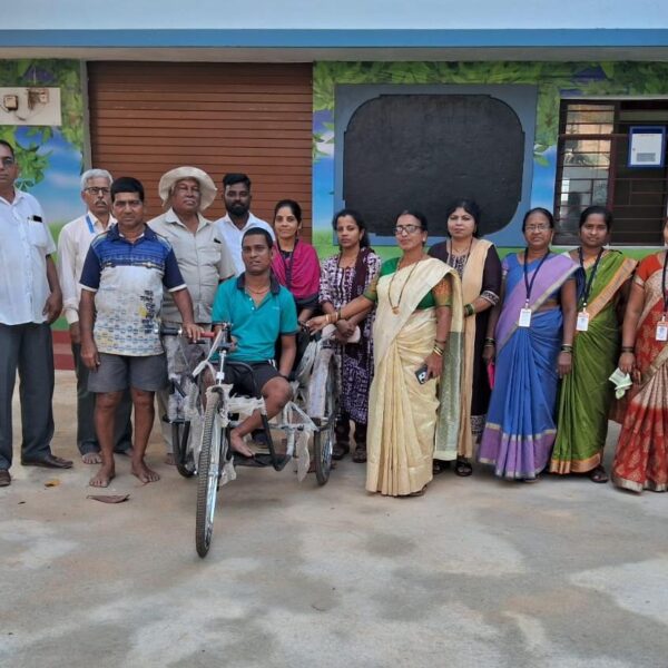 झाराप ग्रा. पं. चा दिव्यांगांना आधार ; व्हीलचेअर वाटप