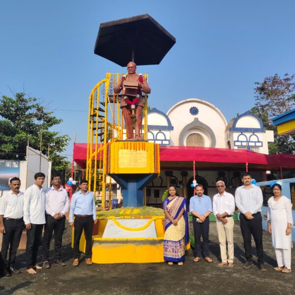 जिल्हाधिकाऱ्यांनी कणकवलीत डॉ. बाबासाहेब आंबेडकर यांच्या पुतळ्याला केले अभिवादन