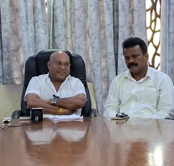 सदस्यांना सभागृहात बोलू न देणे हा लोकशाहीचा अपमान