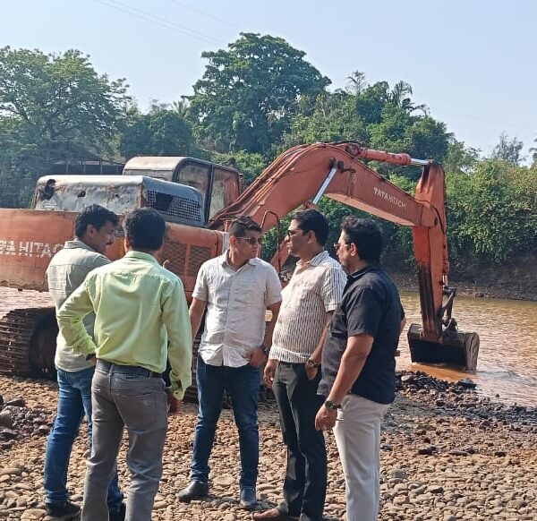 गडनदी पात्रातील गाळ काढण्याच्या कामाचा उपनगराध्यक्ष सुशांत नाईक यांनी घेतला आढावा
