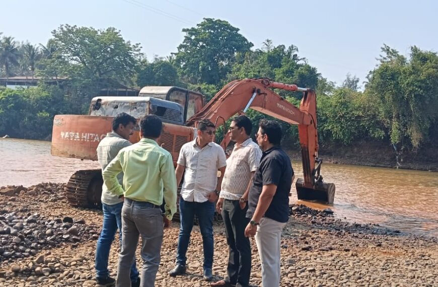 गडनदी पात्रातील गाळ काढण्याच्या कामाचा उपनगराध्यक्ष सुशांत नाईक यांनी घेतला आढावा
