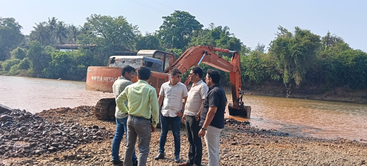 गडनदी पात्रातील गाळ काढण्याच्या कामाचा उपनगराध्यक्ष सुशांत नाईक&hellip;