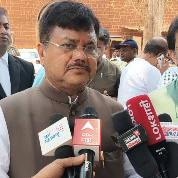 आमदार प्रवीण दरेकर यांची कुडाळ न्यायालयात हजेरी