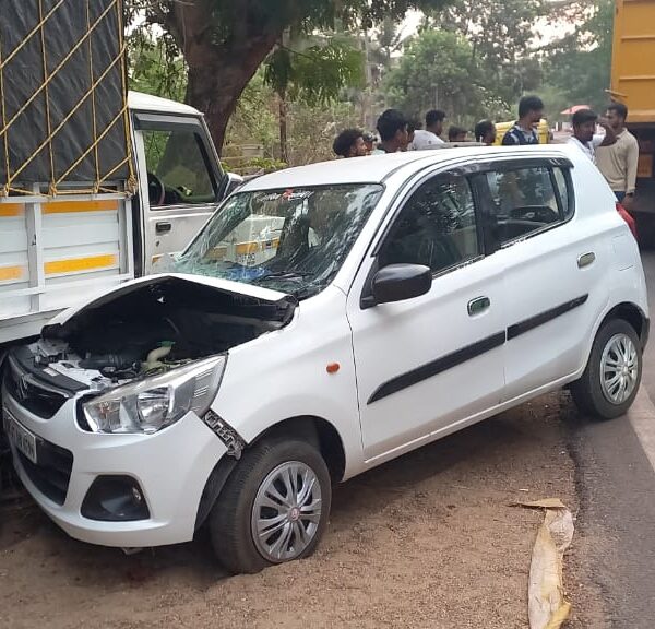 पिंगुळी पाट रस्यावर बोलेरो पिकअप आणि कार मध्ये अपघात