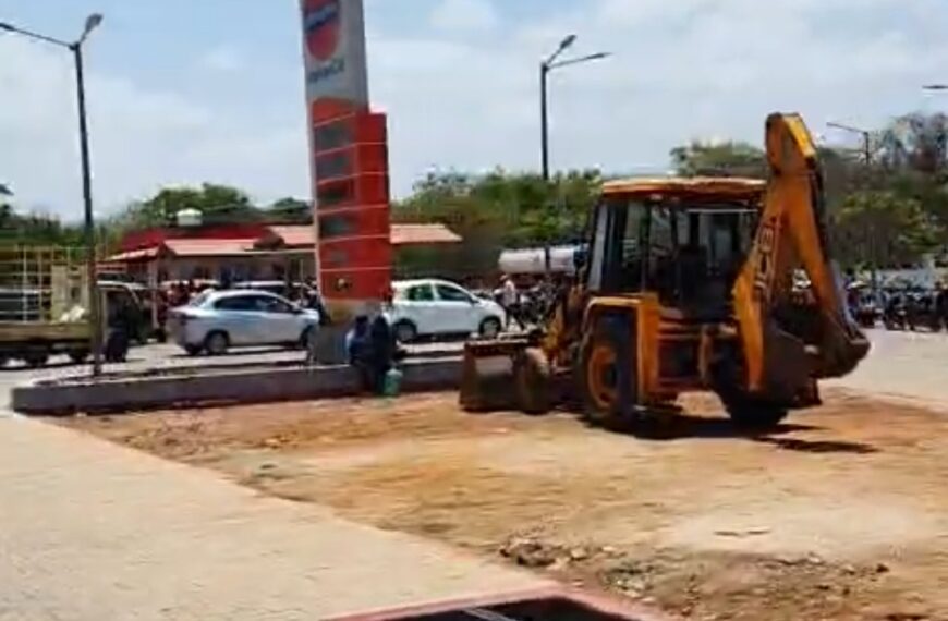 मालवण ओझर येथे पेट्रोलसाठी मंगळवारी नागरिकांची गर्दी