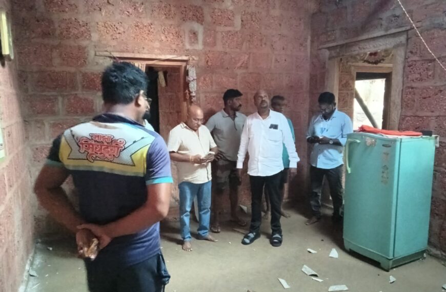 सरंबळ दुर्गावाड येथे घरावर विज कोसळून नुकसान