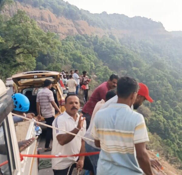 आंबोली घाटात डंपर चालकाची दरीत उडी मारून आत्महत्या