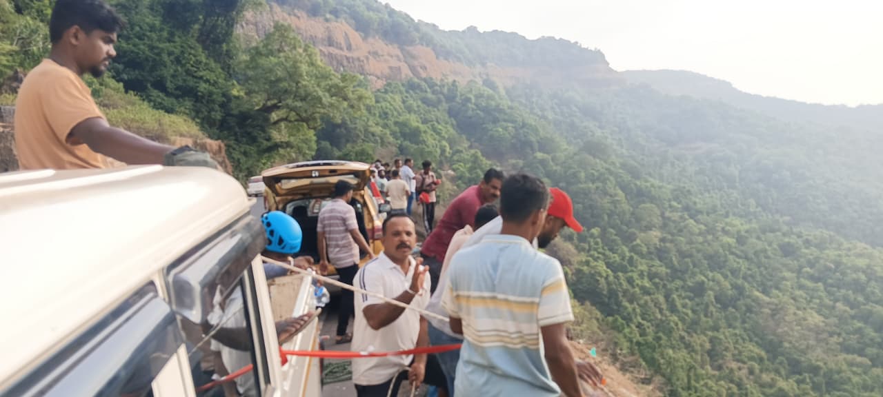 आंबोली घाटात डंपर चालकाची दरीत उडी मारून आत्महत्या