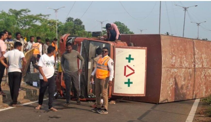 औषध वाहतूक करणारा टेम्पो पलटी; चालक किरकोळ जखमी