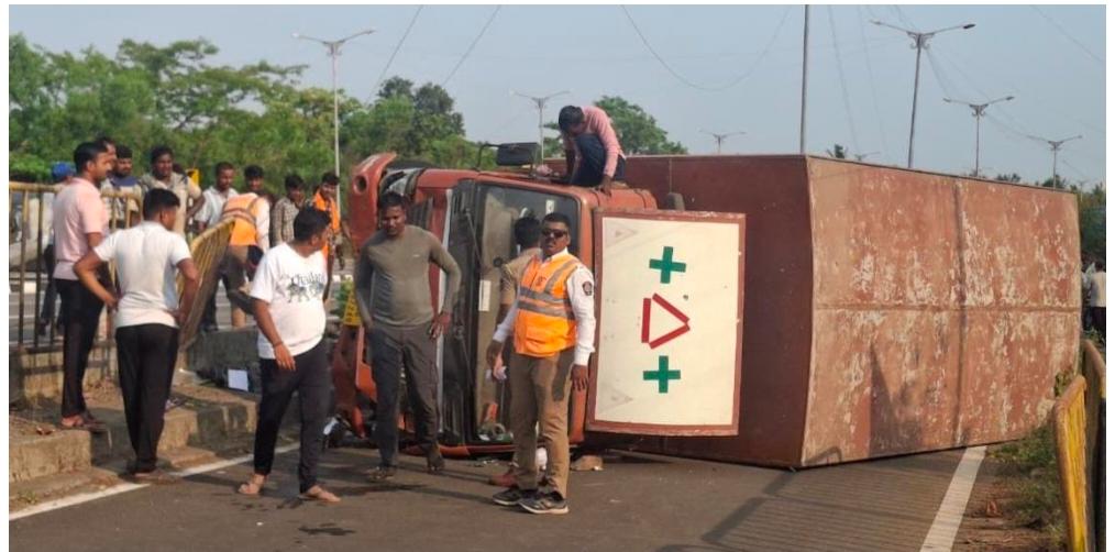 औषध वाहतूक करणारा टेम्पो पलटी; चालक किरकोळ जखमी