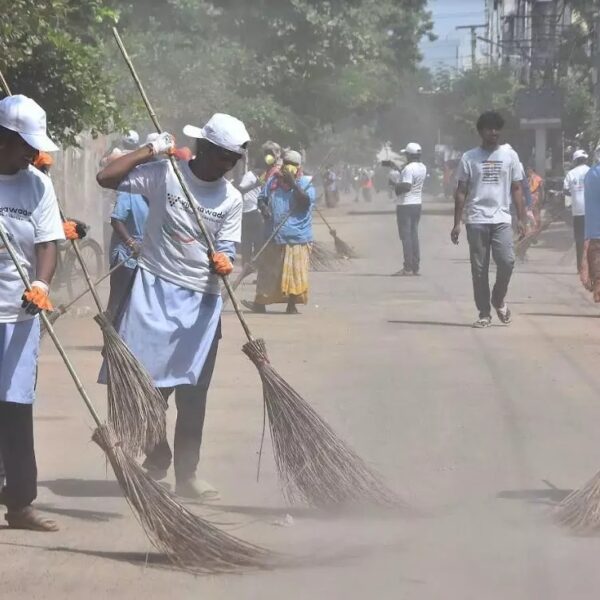 सिंधुदुर्ग जिल्ह्यात स्वच्छते विषयी काम करणारे पंचायत समितीचे कंत्राटी कर्मचारी सहा महिने पगाराविना