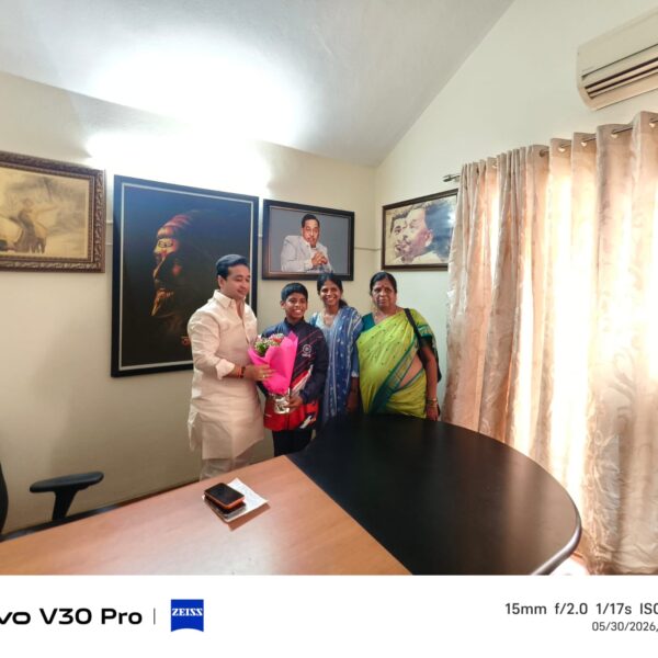 ट्रॅम्पोलिन आशियाई स्पर्धेत सहाव्या स्थानी आलेल्या मंथन उकर्डे याचा पालकमंत्र्यांच्या हस्ते सत्कार