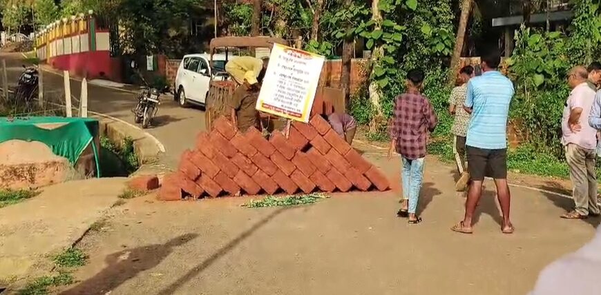 कणकवली टेंबवाडी रस्त्यावर उतरलेले “ते” चिरे अखेर नगरपंचायत कडून जप्त