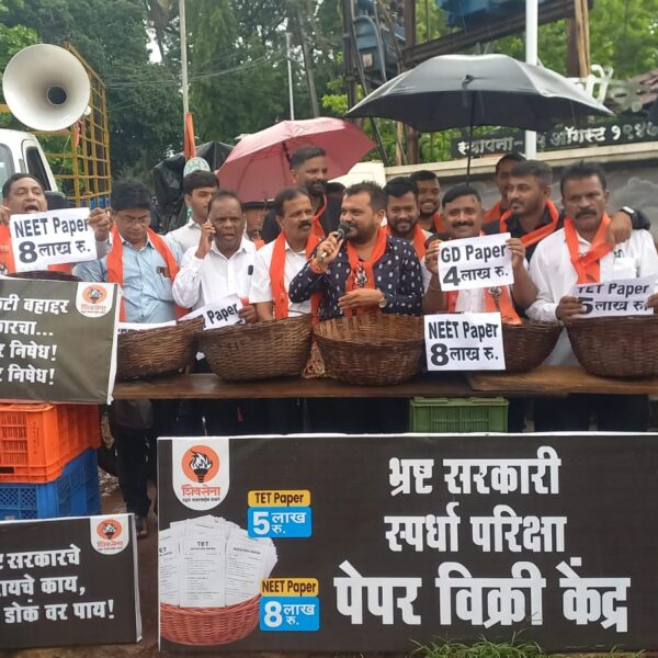 कुडाळात ठाकरेसेनेचे अनोखे ‘पेपर विक्री केंद्र’ आंदोलन