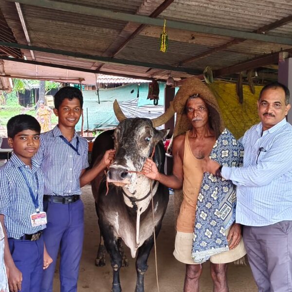 माड्याचीवाडी विद्यालयाने शेतकऱ्यांचा सन्मान करून कृषी दिन केला साजरा