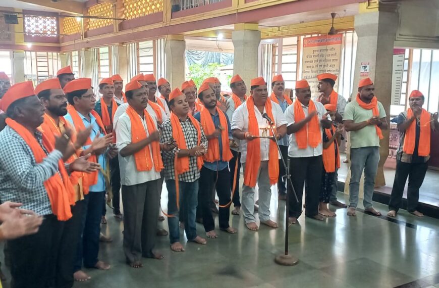 राम मंदिर घोटाळ्याचा मारुती मंदिरात महाआरती करून निषेध