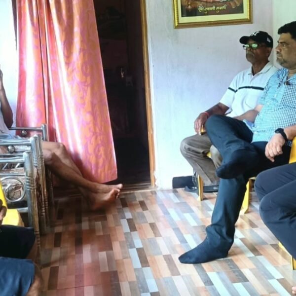 कानडे कुटुंबियांचे वैभव नाईक यांनी केले सांत्वन