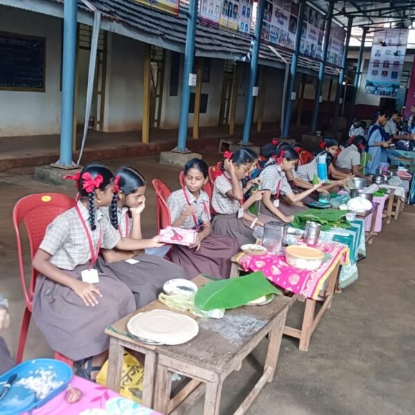 पाट हायस्कूलमध्ये खाद्य उत्सवाला उत्स्फूर्त प्रतिसाद