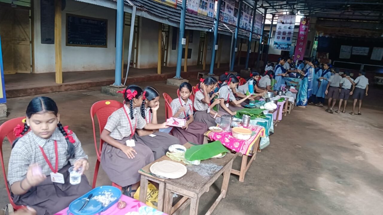 पाट हायस्कूलमध्ये खाद्य उत्सवाला उत्स्फूर्त प्रतिसाद