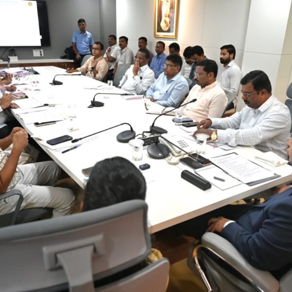 हळवल रेल्वे उड्डाणपुलाच्या जोडरस्त्यांचा सुधारित भूसंपादन प्रस्ताव सोमवारी सादर करा