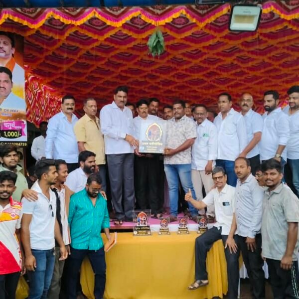 शिवसेना पुरस्कृत नारळ लढविणे स्पर्धेत नरेश गावकर विजेते