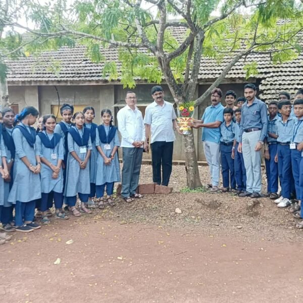 पाट हायस्कूल हरितसेनेमार्फत वृक्षाला रक्षाबंधन