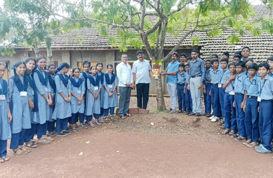 पाट हायस्कूल हरितसेनेमार्फत वृक्षाला रक्षाबंधन