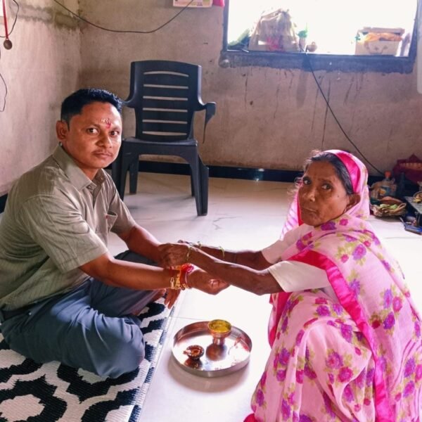 रक्षाबंधनाच्या नात्याला आरोग्यसेवेची साथ; टीबी रुग्णाने आरोग्य सेवकाला बांधली राखी