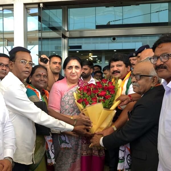 उपमुख्यमंत्री सुनेत्रा पवार यांचे अबिद नाईक यांनी केले स्वागत