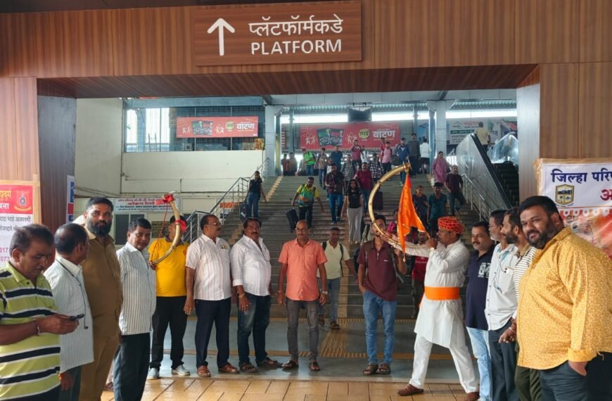 कणकवली रेल्वे स्टेशनवर गणेश भक्तांचे तुतारी वाजून स्वागत