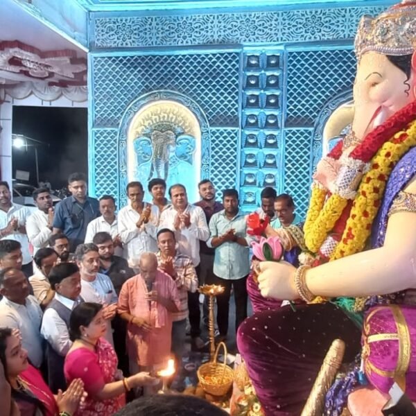 खासदार नारायण राणे यांनी सपत्नीक घेतले सिंधुदुर्ग राजाचे दर्शन