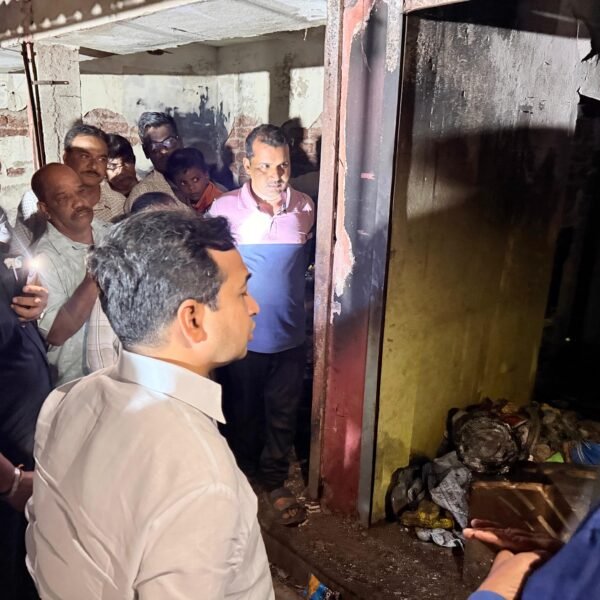शेर्लेत पालकमंत्री ना. नितेश राणे यांच्याकडून जळीत दुकानाची पाहणी